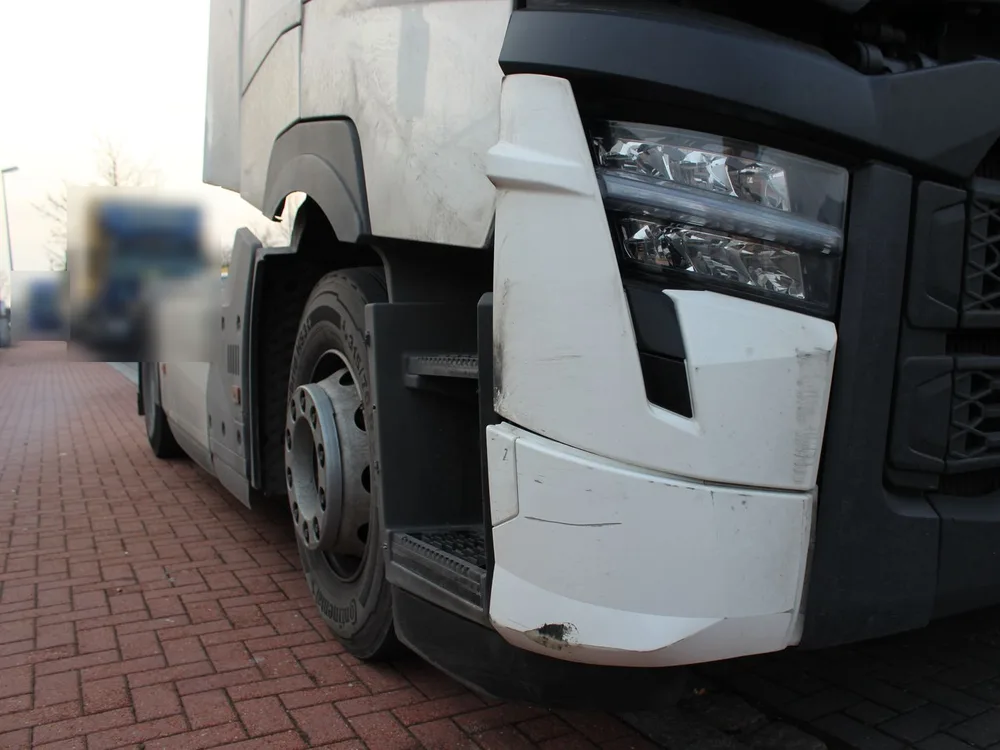 Verkratzte und angebrochene Eckverkleidung vorne an einem Lkw